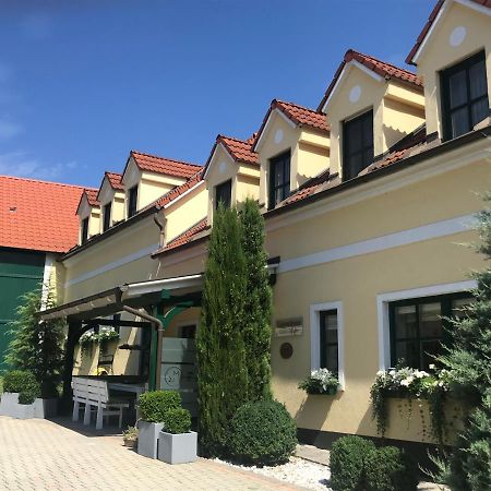 Weingut & Gaestezimmer Edelmann Goettlesbrunn Exterior photo