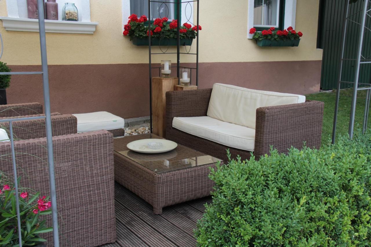 Weingut & Gaestezimmer Edelmann Goettlesbrunn Exterior photo